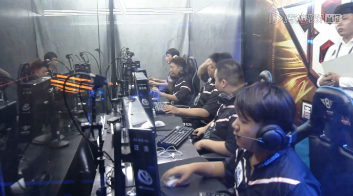 Royal Never Give Up 官方推特：我们离破产还远着呢。拿个假奖杯总比一无所有好吧？