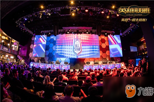 西门状态糟糕透了！ SmLz 的Jinx打出了五杀，而 Uzi 的Kai'Sa则显得力不从心。蓝队以1-0领先 Uzi 的队伍。